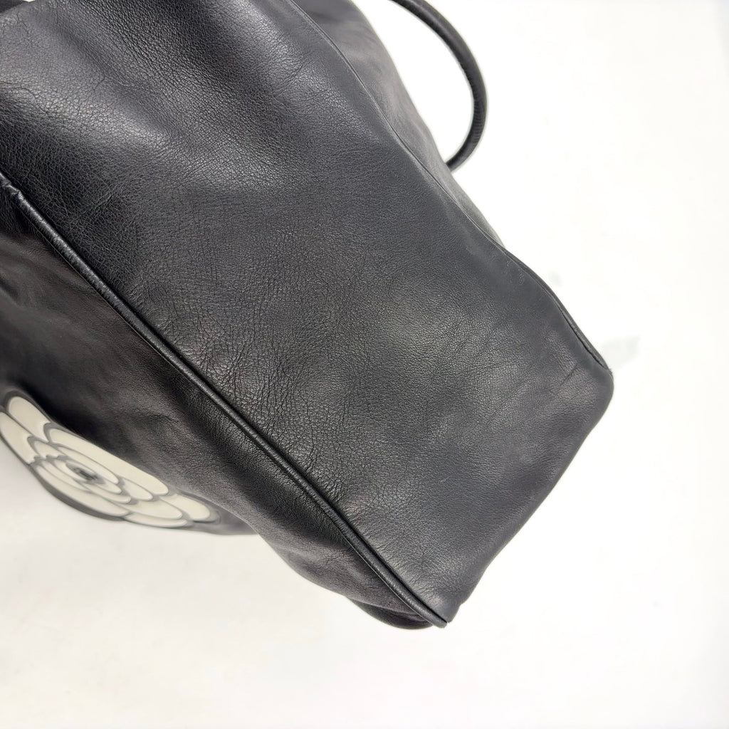 Pre-Owned camellia logo Serial number starting with 7 tote bag black lambskin Gold CHANEL