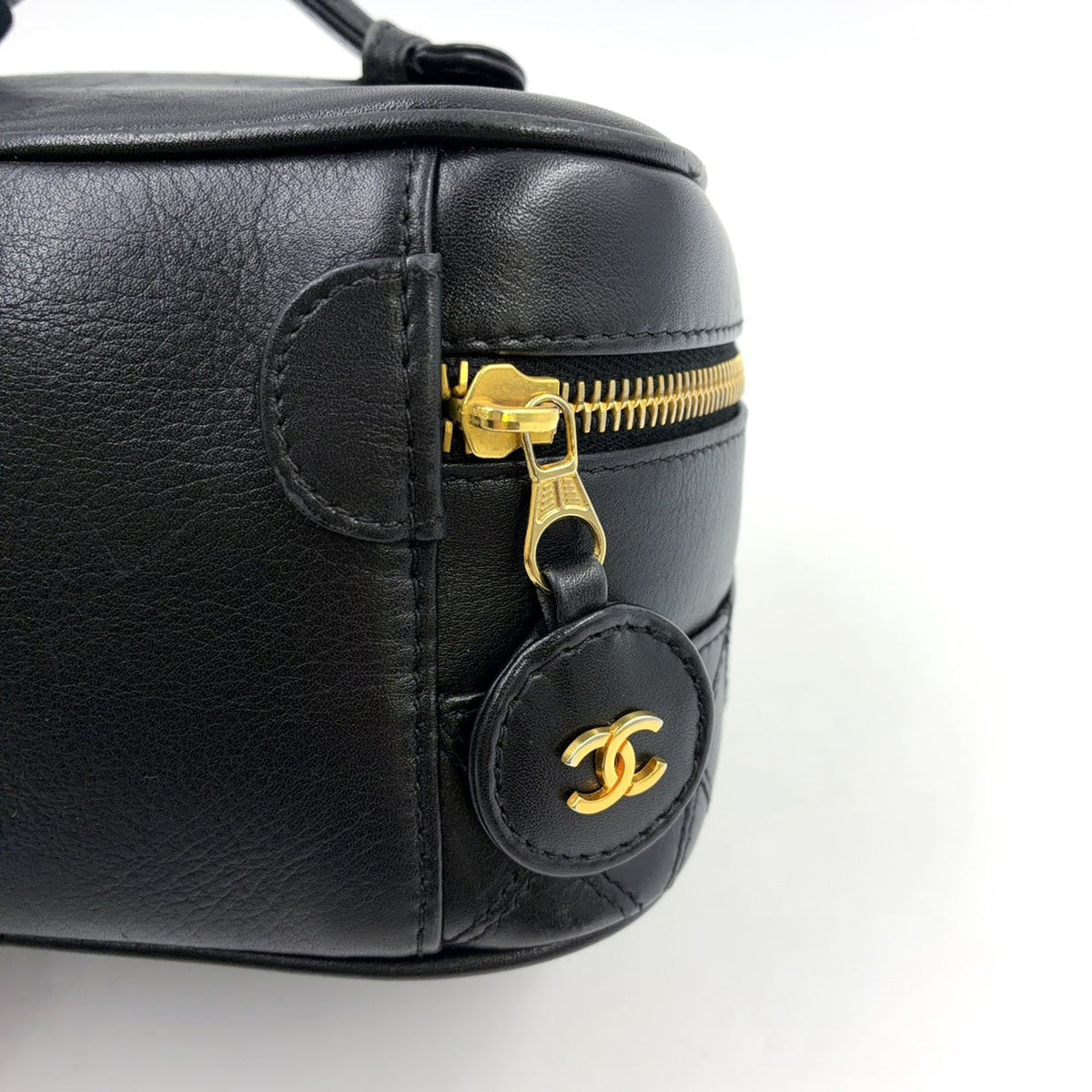 Pre-Owned Bicolore vanity bag Unknown serial number Handbag black Leather Gold A01618 CHANEL