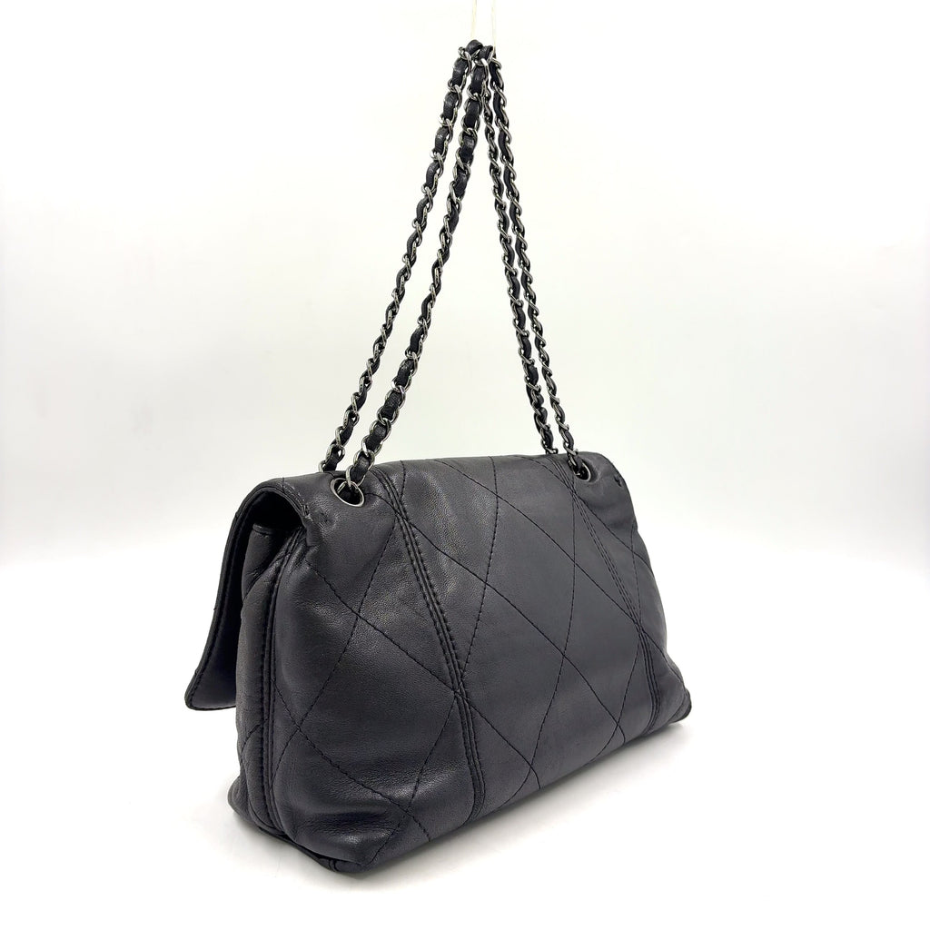 Pre-Owned diamond stitch 14-series serial number chain shoulder bag black lambskin Silver CHANEL