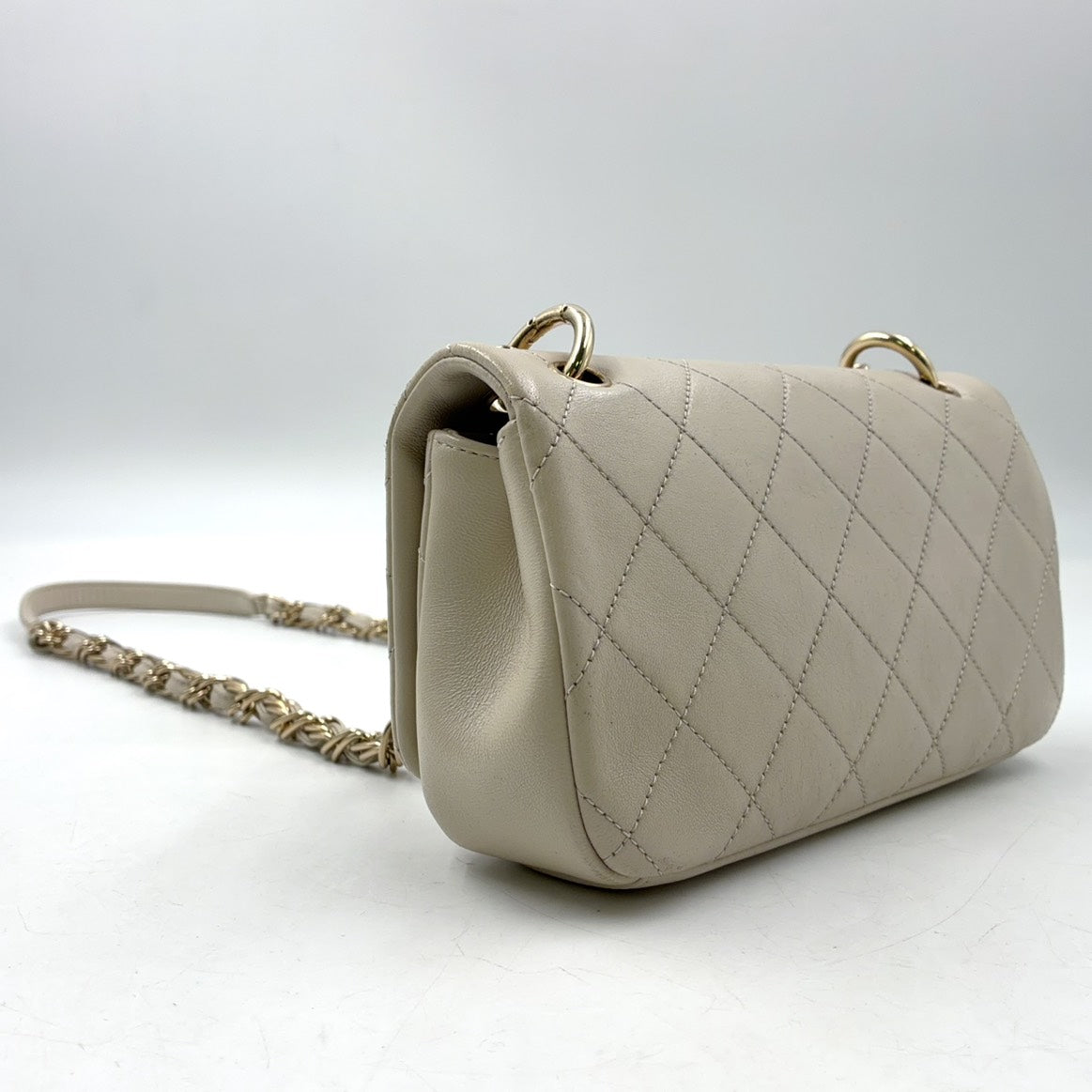 Pre-Owned twisted chain Serial number starting with 31 Shoulder bag ivory lambskin Gold CHANEL
