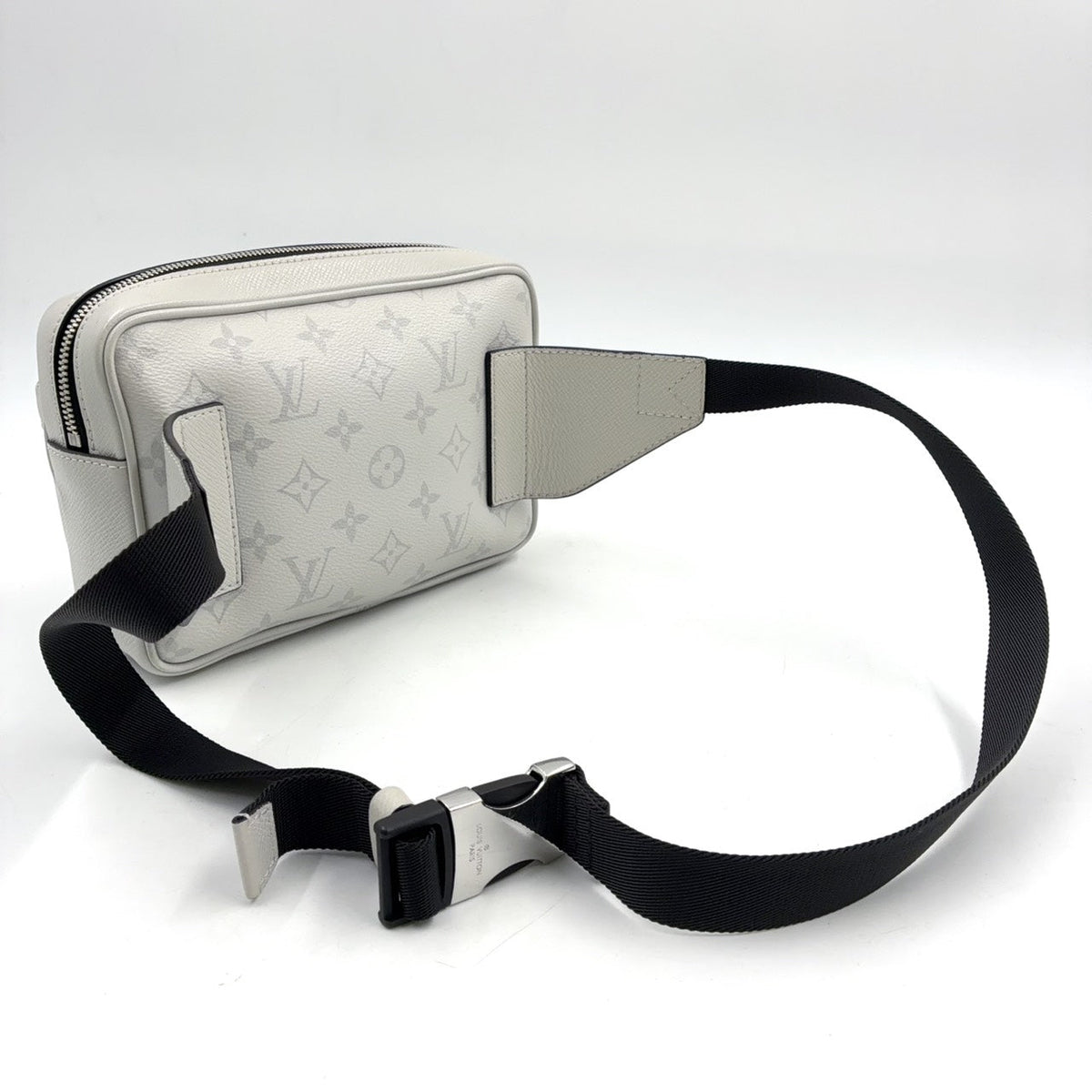 Pre-Owned bum bag outdoors Taigarama RFID-enabled body bag black Light gray Leather Silver M30247 LOUIS VUITTON