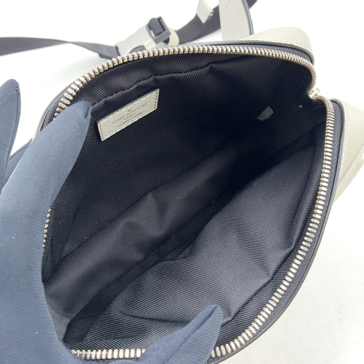Pre-Owned bum bag outdoors Taigarama RFID-enabled body bag black Light gray Leather Silver M30247 LOUIS VUITTON